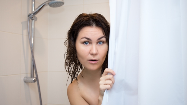 Verfärbungen und Ränder am Duschvorhang entfernen